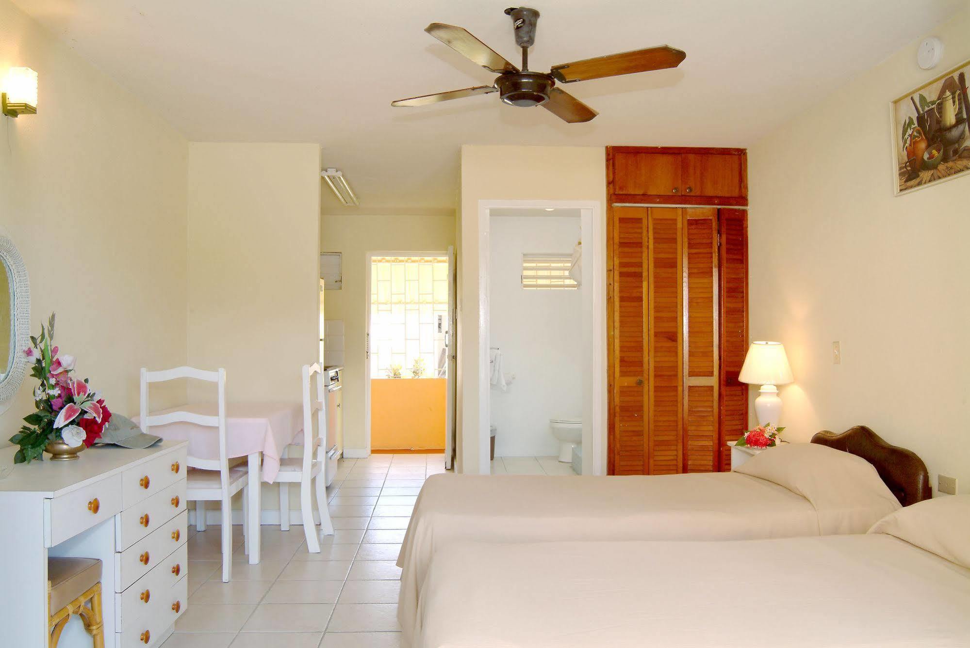 Carib Blue Apartments Oistins Exterior foto